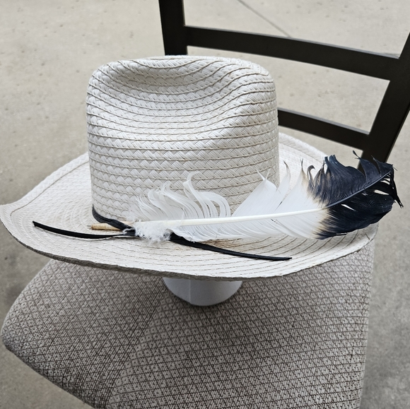 White straw cowboy hat with feather 7 1/8 - Picture 5 of 5